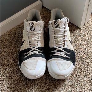 Kyrie 3’s Black and White